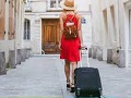 una turista che trascina una valigia