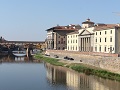 foto panoramica sul Lungarno Diaz con il palazzo camerale, il Corridoio Vasariano e il Ponte Vecchio