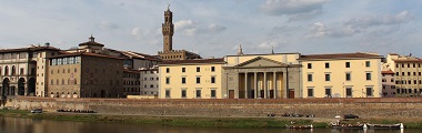 Il palazzo della Camera di Commercio visto dal lungarno