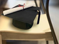 Cappello da laurea e attestato