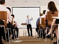 sala con persone che seguono un seminario