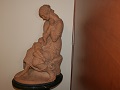 Immagine della statua "Donna con bambino" dello scultore Ferrante Zambini