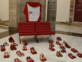installazione della panchina rossa con scarpe rosse nella giornata della difesa della donna