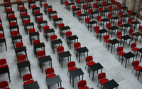 salone con banchi pronti per ospitare i partecipanti ad un concorso