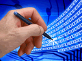 mano con penna per scrivere su dispositivi digitali