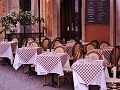  ristorante con dei tavolini all'aperto