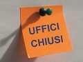 post-it con scritta "Uffici chiusi"