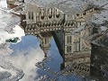 immagine del Duomo di Firenze riflesso in una pozzanghera