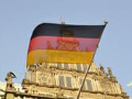 bandiera della Germania, in trasparenza, che sventola su un monumento