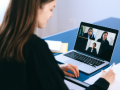 una donna in videoconferenza