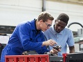 un uomo insegna il lavoro ad un altro uomo