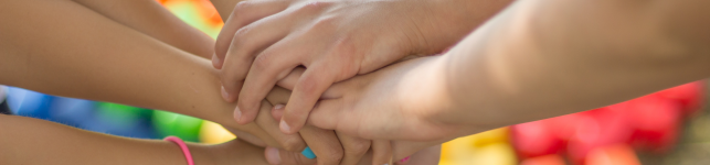 mani una sopra l'altra in segno di aiuto reciproco