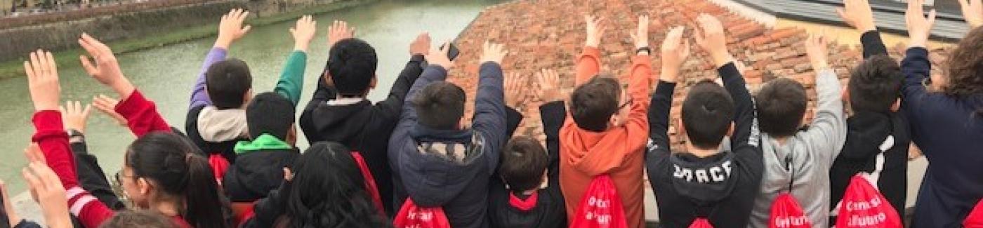 Ragazzi sul tetto della Camera di commercio con zainetti Orientarsi al futuro