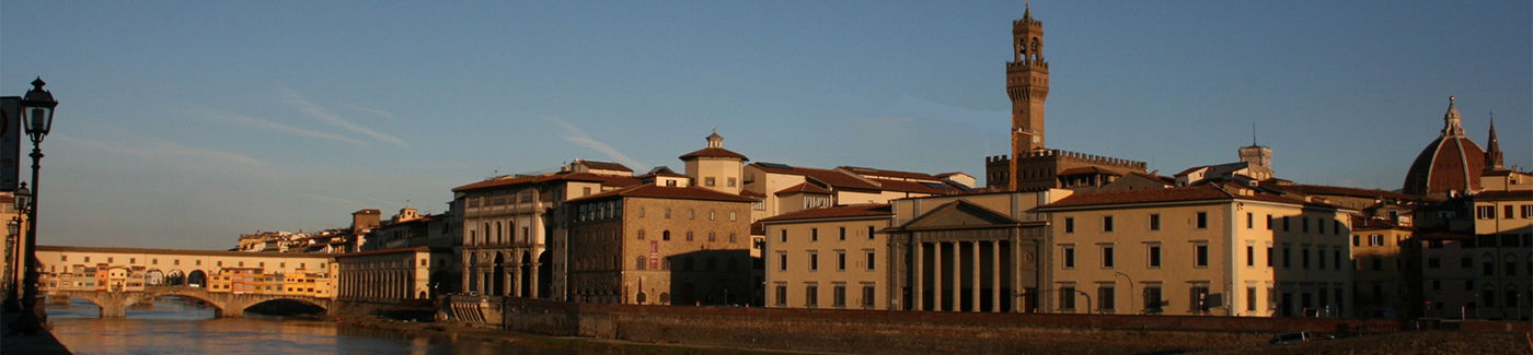 Il palazzo della Camera di commercio visto dal Lungarno