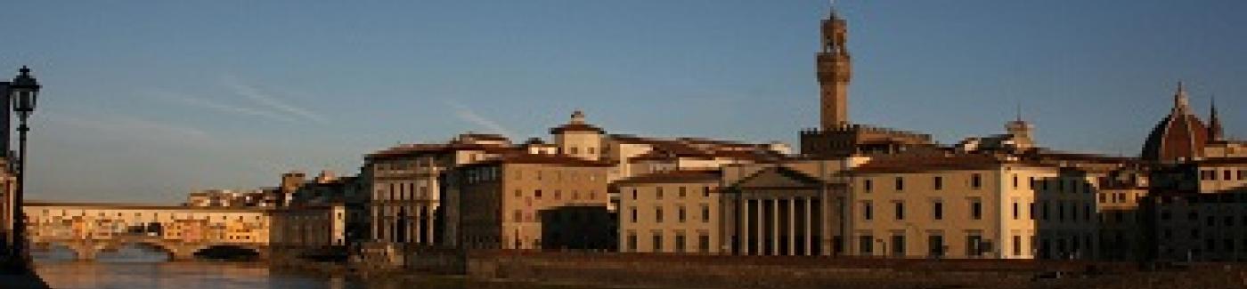 Il palazzo della Camera di Commercio visto dal lungarno