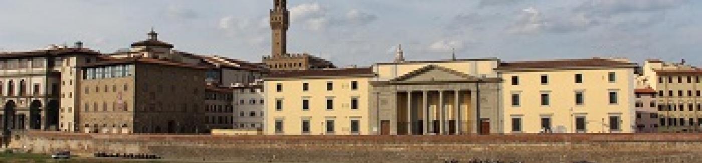 Il palazzo della Camera di Commercio visto dal lungarno