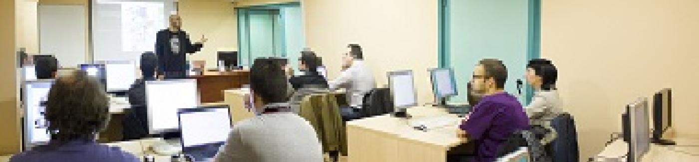 una classe in ascolto del professore                                 