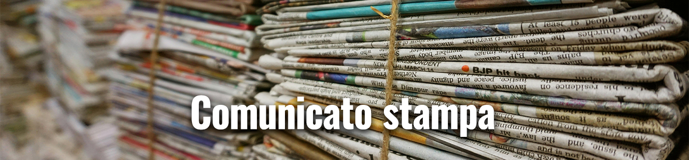 Immagine con giornali impilati Immagine con giornali impilati