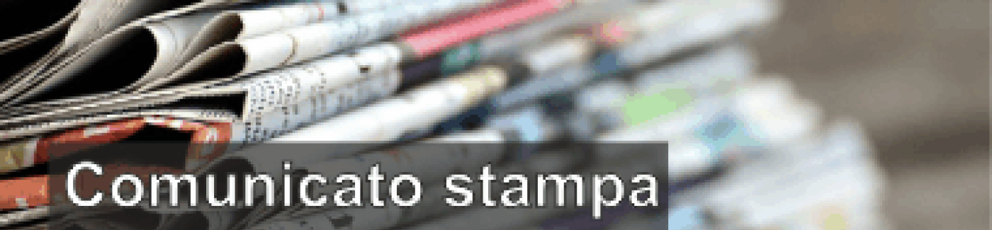 Immagine con quotidiani impilati Immagine con quotidiani impilati