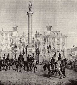 Vittorio Emanuele II, sotto la colonna posticcia allestita in Piazza Santa Maria Novella, saluta il popolo fiorentino togliendosi la feluca
